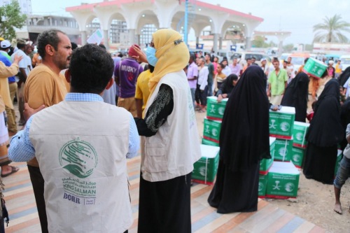 مركز الملك سلمان للإغاثة يوزع أكثر من 85 طنا من السلال في مديرية دار سعد بعدن    