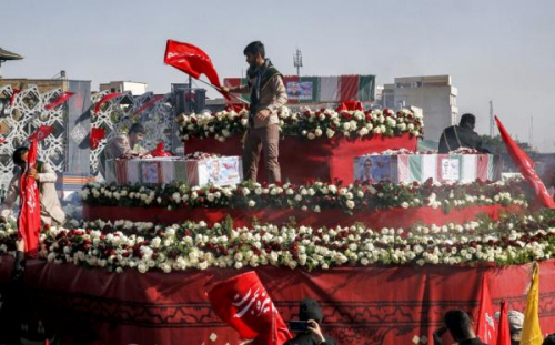  جنازات جماعية لضباط إيرانيين قتلوا في سوريا