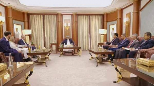 الرئيس القائد عيدروس الزُبيدي يناقش مع السفير البريطاني المساعي الدولية لتمديد الهدنة الأممية
